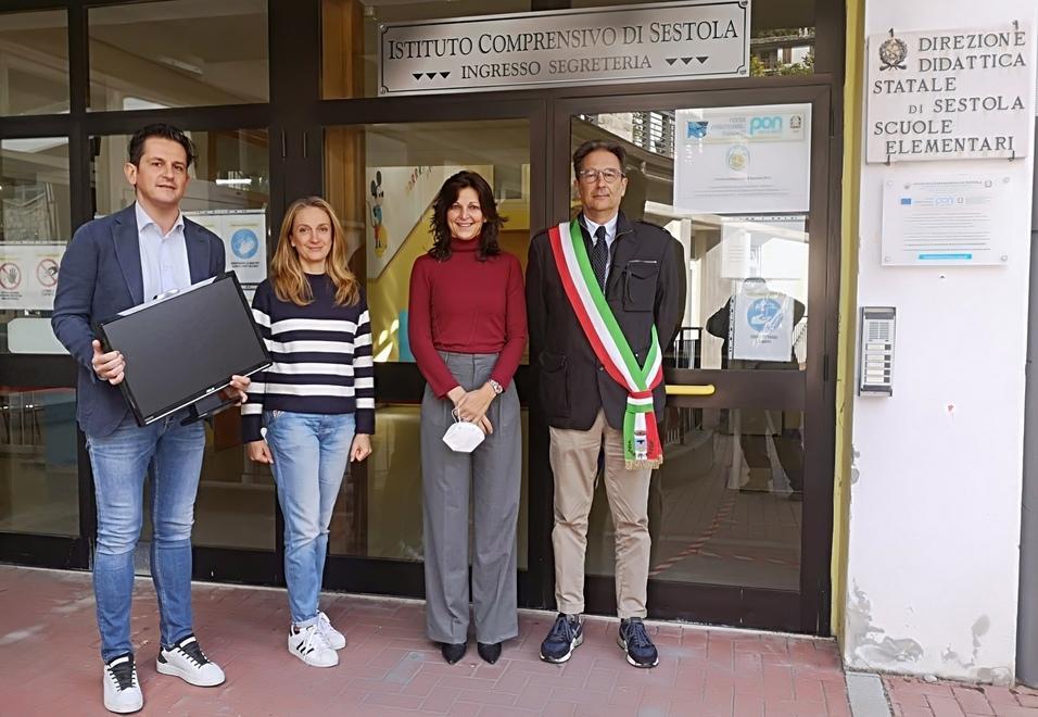 Dalla Lapam 20 computer per le scuole del territorio