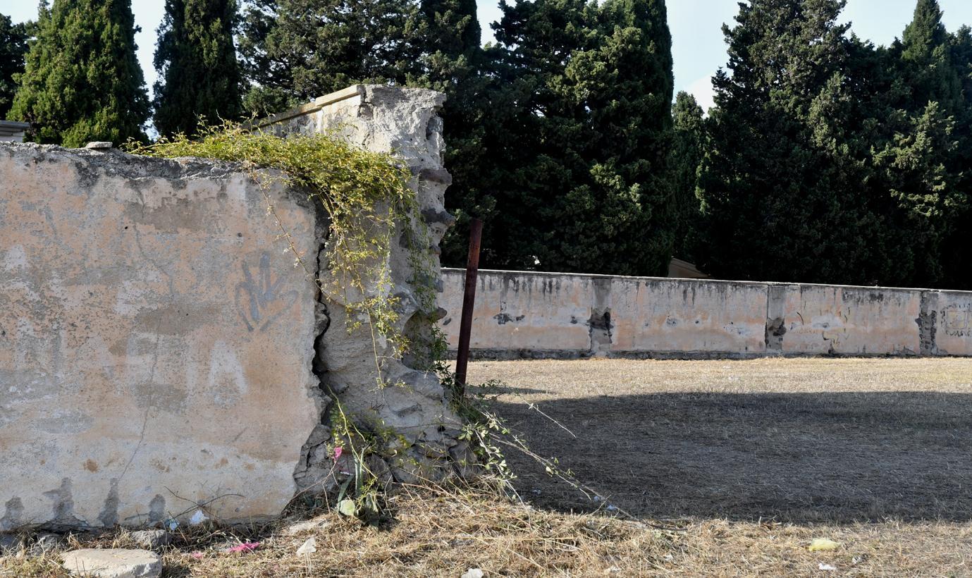 Crepe nel muro di cinta del cimitero
