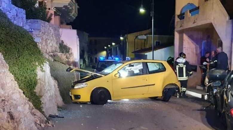 Santa Teresa: centra un’auto e sbatte sul muro