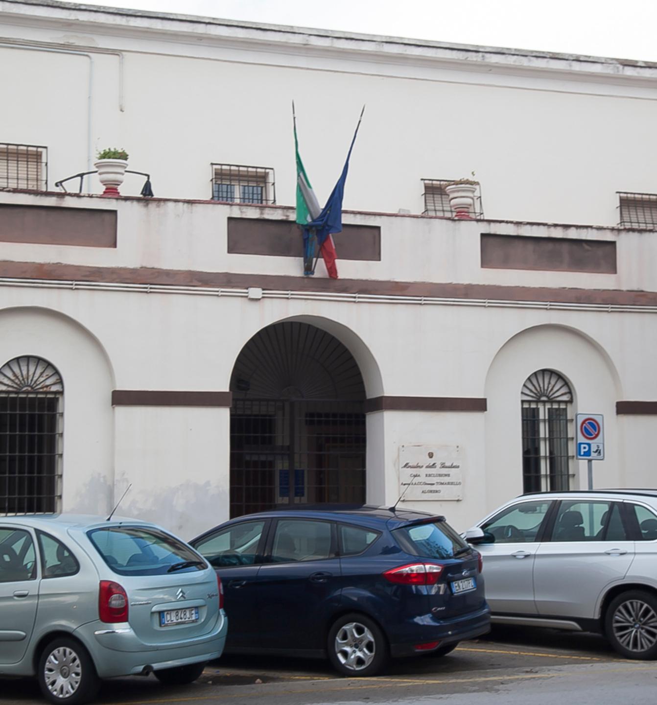 Agente a processo per i messaggi alla moglie di un detenuto: assolto