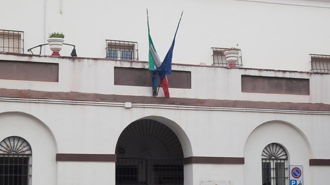 Agente a processo per i messaggi alla moglie di un detenuto: assolto