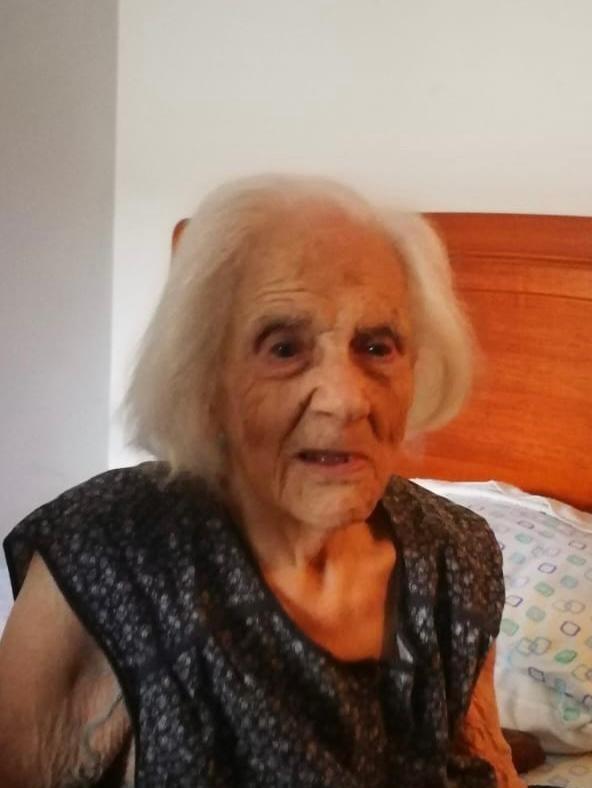 Maria Trogu, tata centenaria fa festa con i suoi figli acquisiti