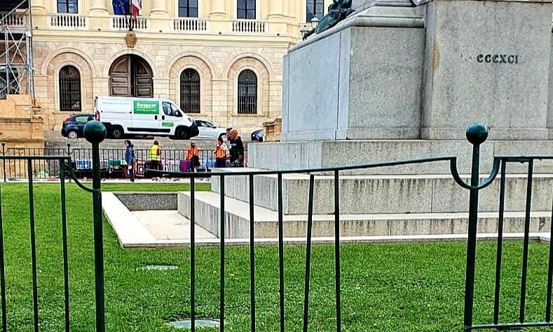 Divelta la recinzione del monumento