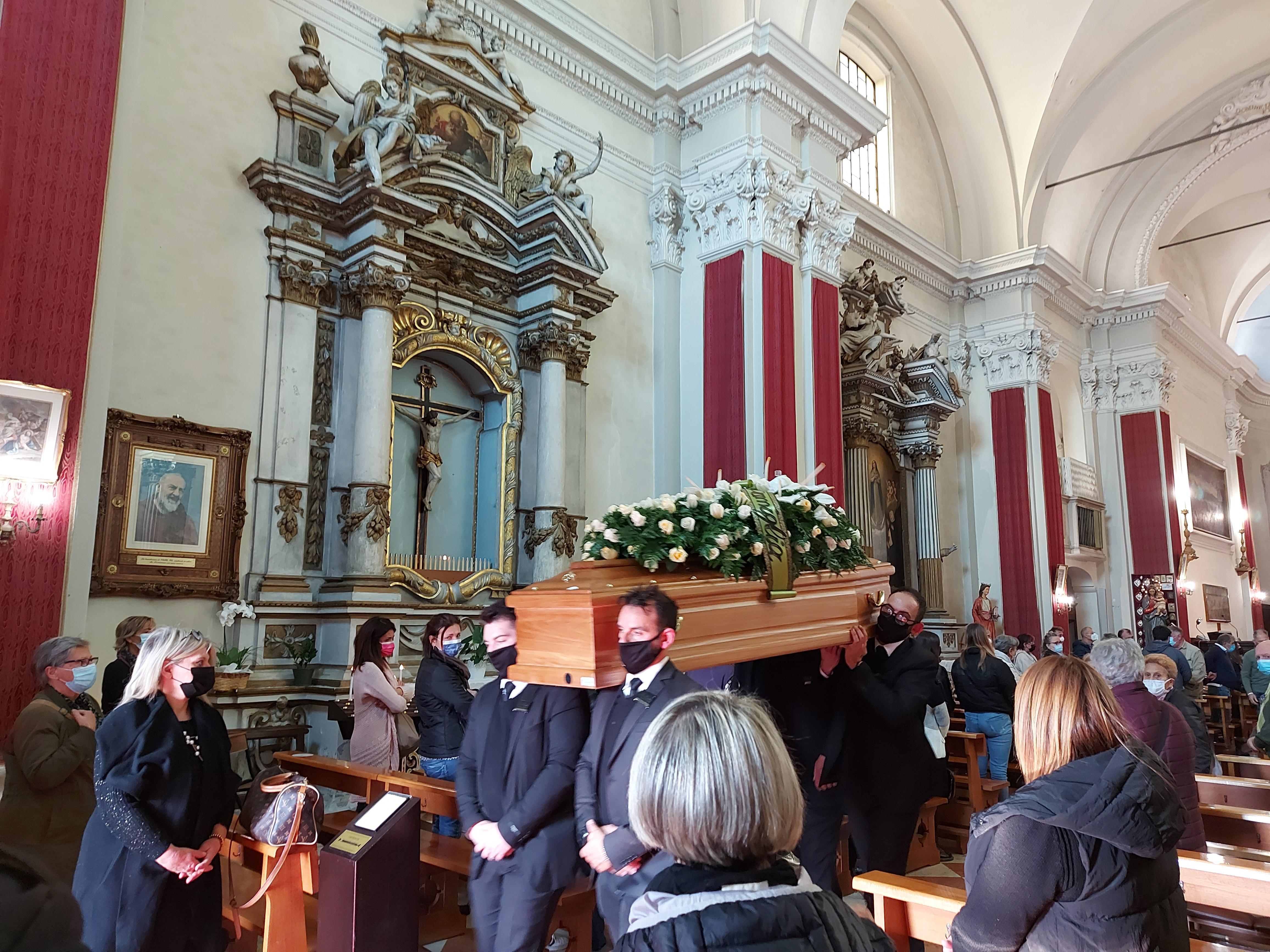 Sassuolo,  il funerale della donna uccisa da due cani .«Addio Carmen, eri accogliente con tutti» 