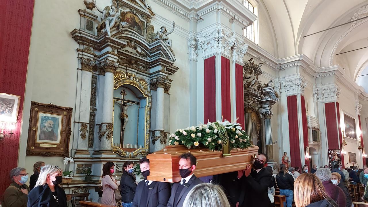 Sassuolo, il funerale della donna uccisa da due cani .«Addio Carmen, eri accogliente con tutti»