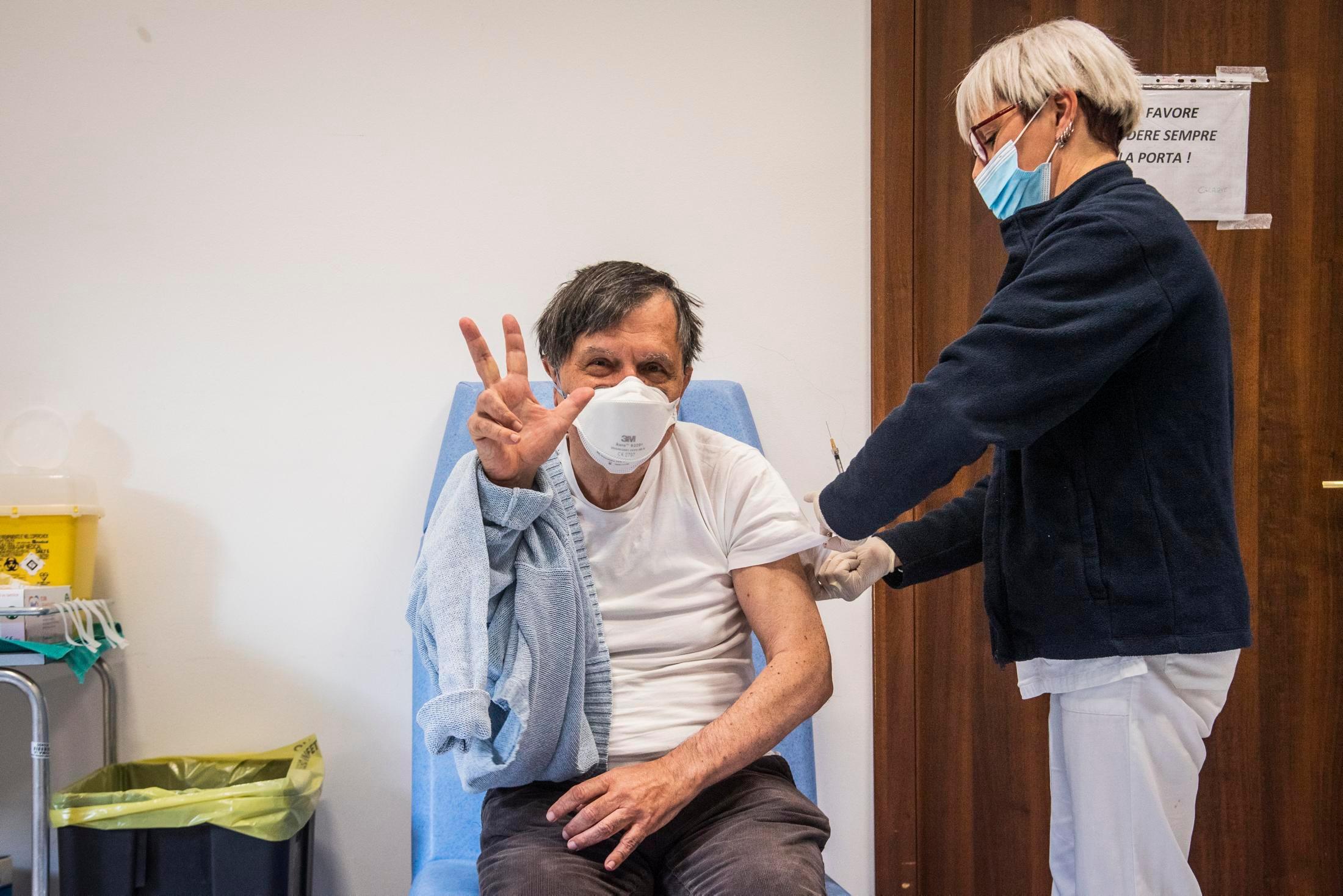 Il premio nobel per la fisica Parisi mentre fa la terza dose