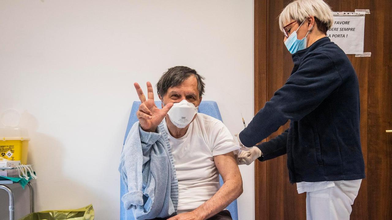 Il premio nobel per la fisica Parisi mentre fa la terza dose