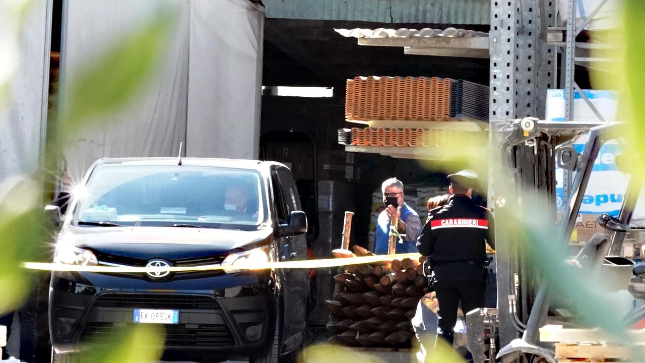 Muore schiacciato operaio 47enne, rimane incastrato tra il muro e l'escavatore