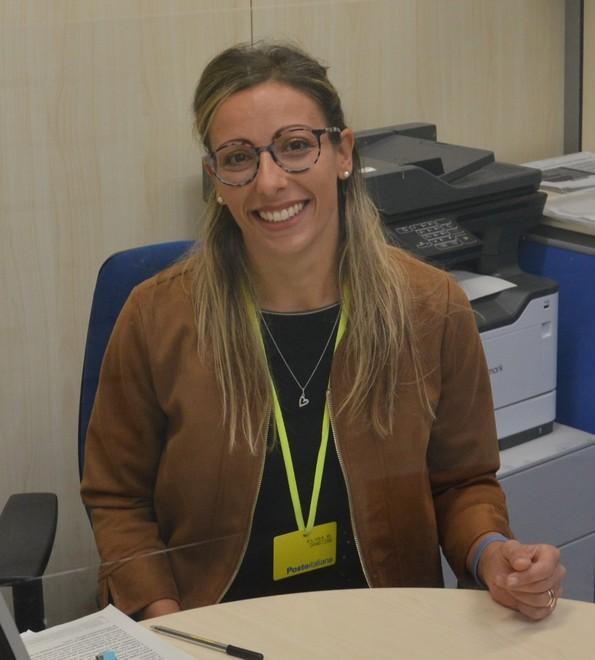 Elisa Breschi nell’ufficio postale di Lustignano