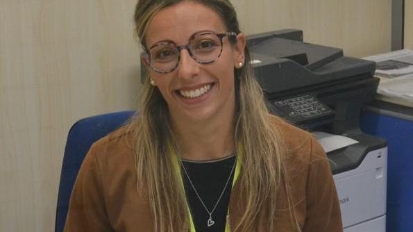 Elisa Breschi nell’ufficio postale di Lustignano