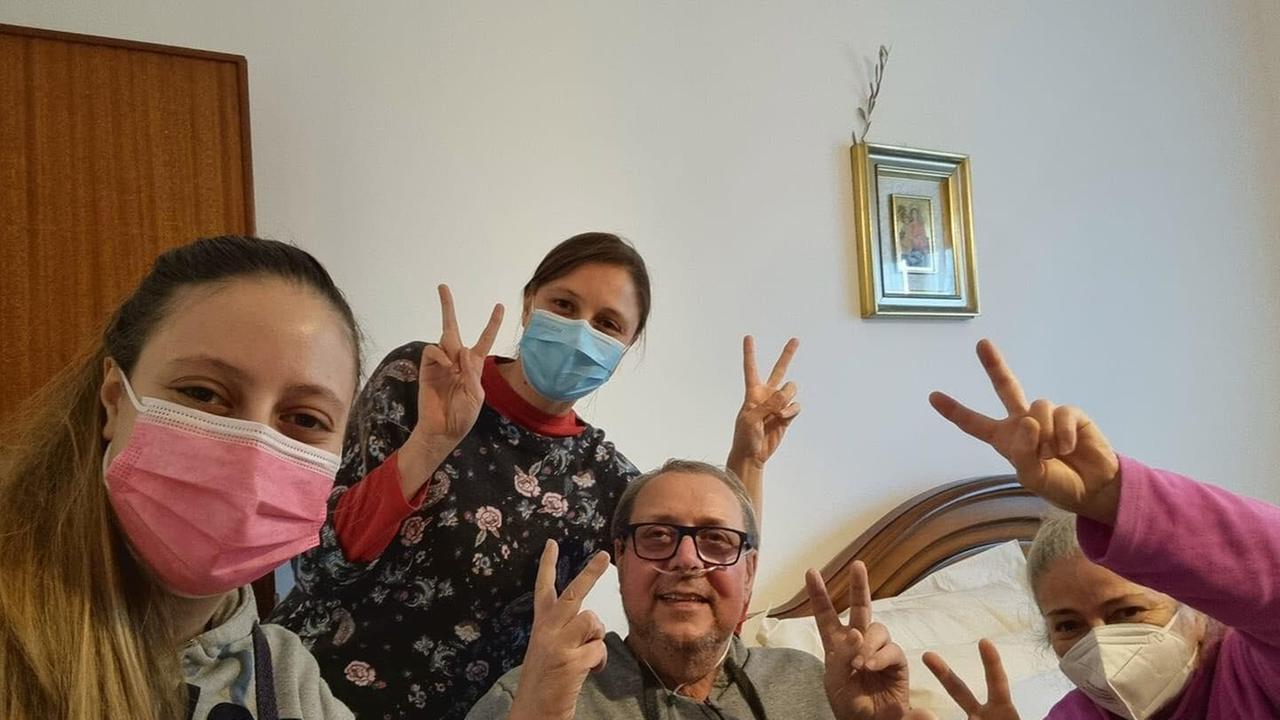 Giorgi con la sua famiglia dopo il ritorno dall’ospedale