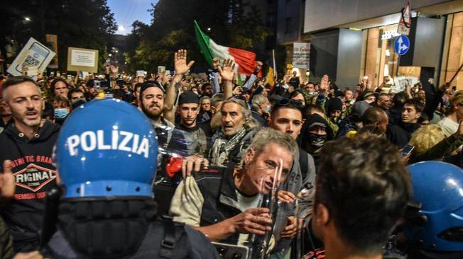Green Pass: Polizia Milano valuta posizione 40 anarchici
