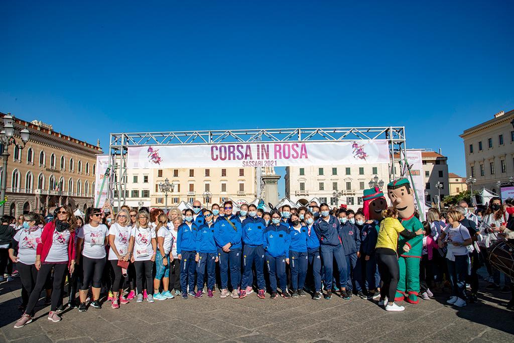 I militari della Brigata Sassari alla partenza della Corsa in rosa in piazza d'Italia
