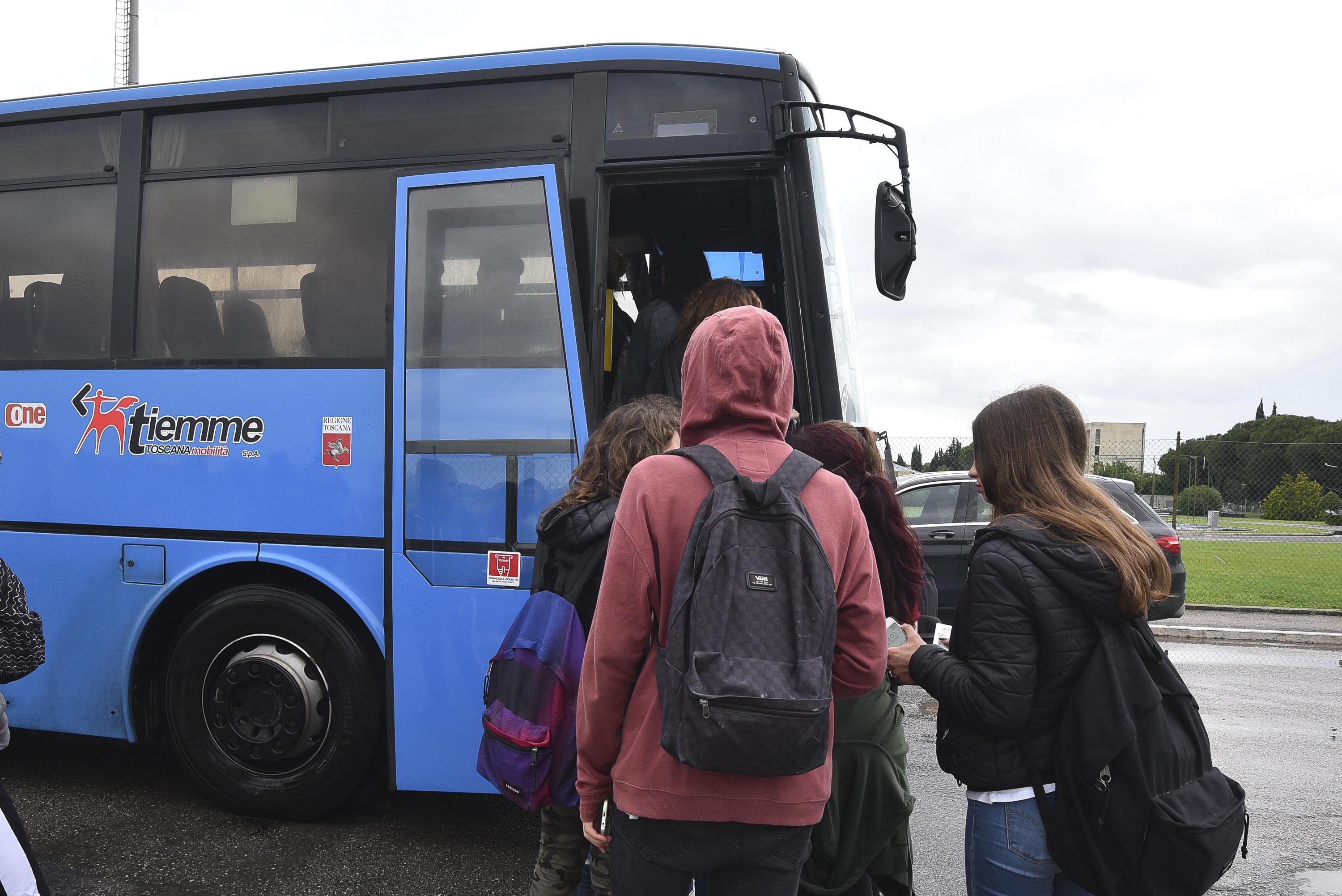 Bus strapieni a Quiesa. E gli studenti rimangono a terra 