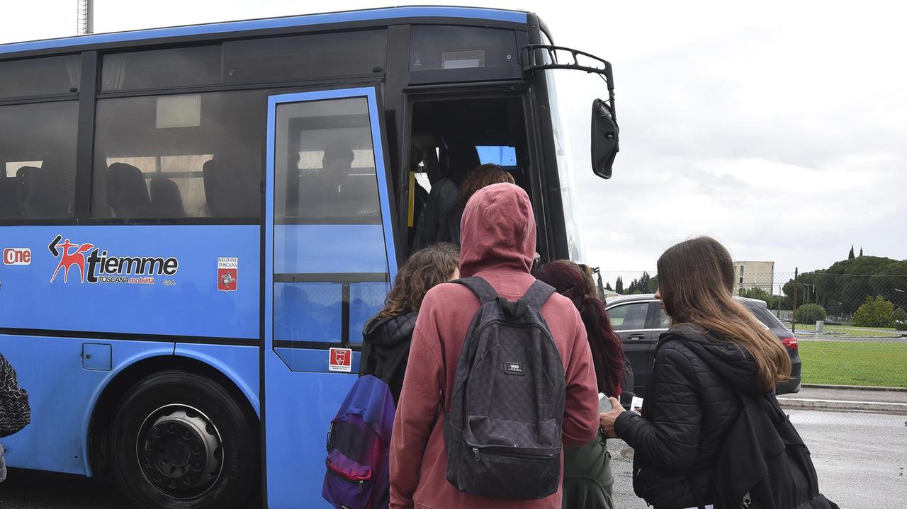 Bus strapieni a Quiesa. E gli studenti rimangono a terra