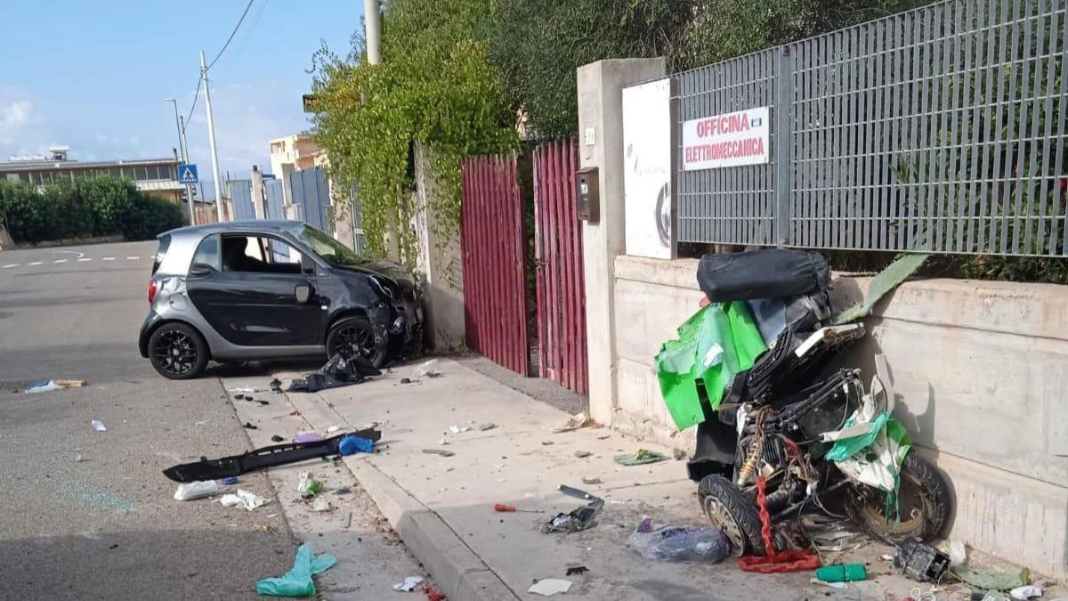 Sulla motocarrozzella tamponato da una Smart, il conducente è fuggito: gravissimo in ospedale a Cagliari 