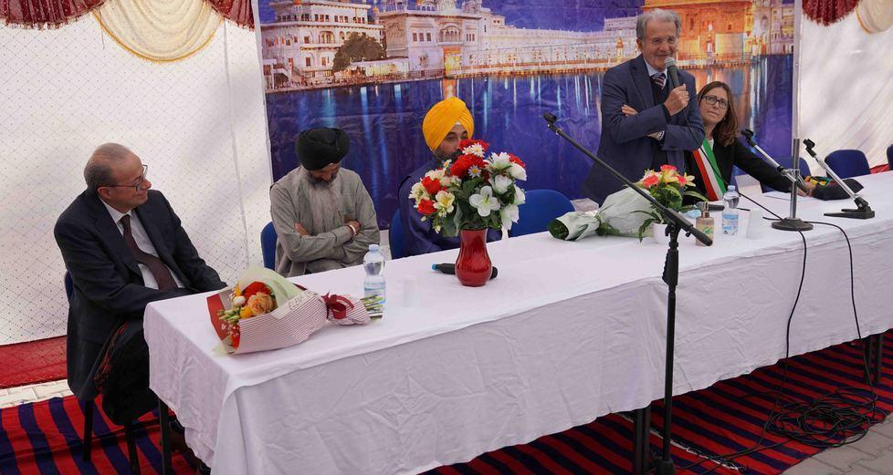 Prodi al tempio Sikh 21 anni dopo: «Migrazioni, Europa non all’altezza» 