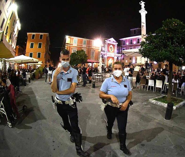 Si picchiano in piazza, non potranno più tornarci 
