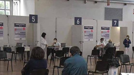 Vaccini, dopo il trasloco al distretto da domani si va al vecchio ospedale
