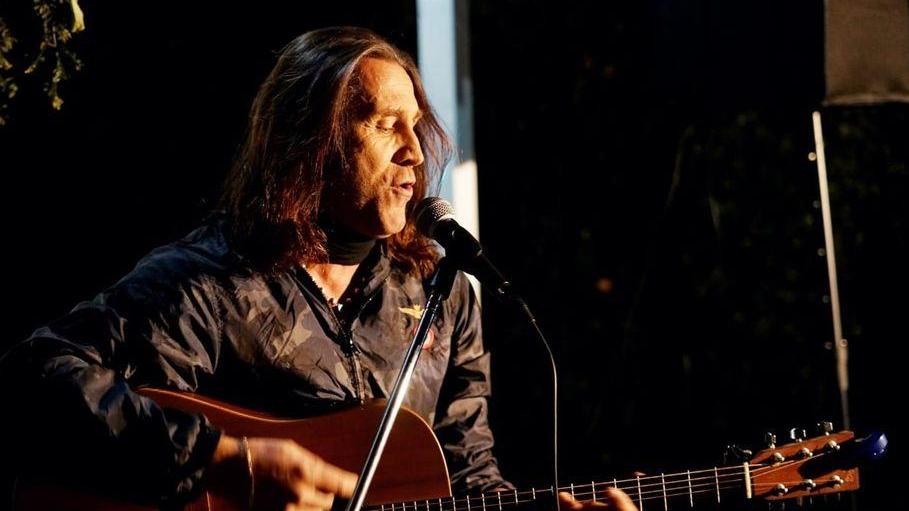 Il racconto di Povia: «Vorrei avere il becco nata a Lido di Camaiore»