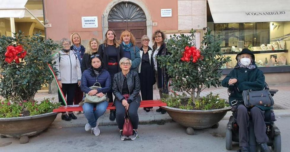 Inaugurata la panchina rossa
