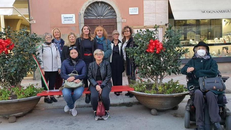 Inaugurata la panchina rossa