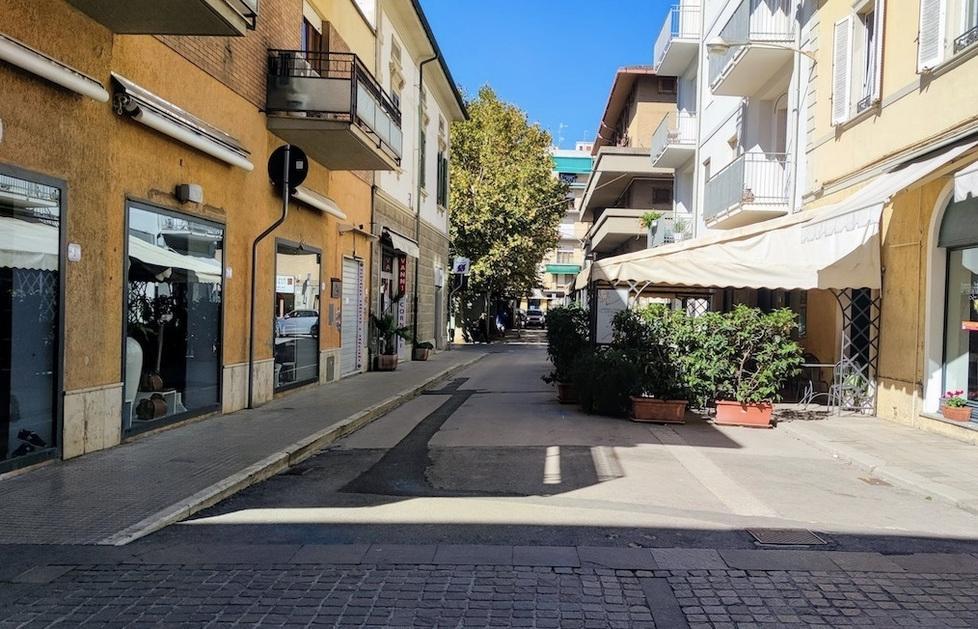 Attraversamento rialzato contro le corse delle auto 