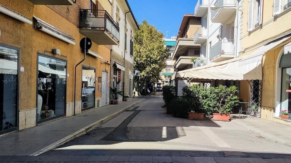 Attraversamento rialzato contro le corse delle auto