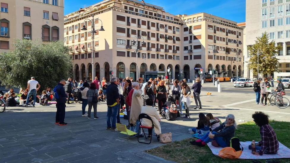 In 150 in piazza Grande contro il green pass «Domani saremo a Pisa per ribadirlo a Mattarella»