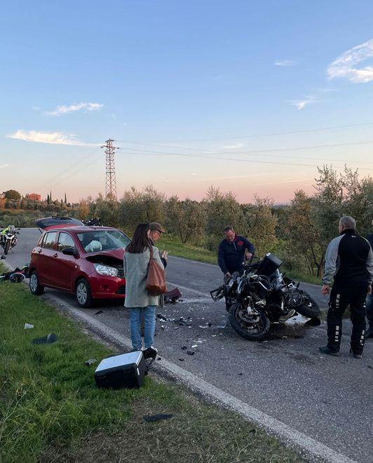 Grave una donna di 46 anni dopo lo scontro tra auto e moto 