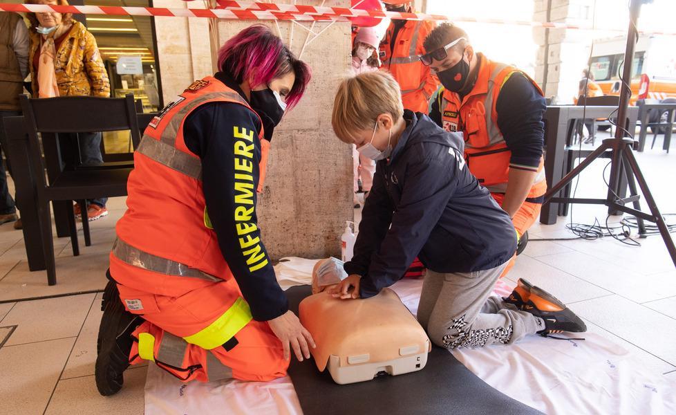 Tre minuti per salvare un cuore «Defibrillatore in ogni scuola» 