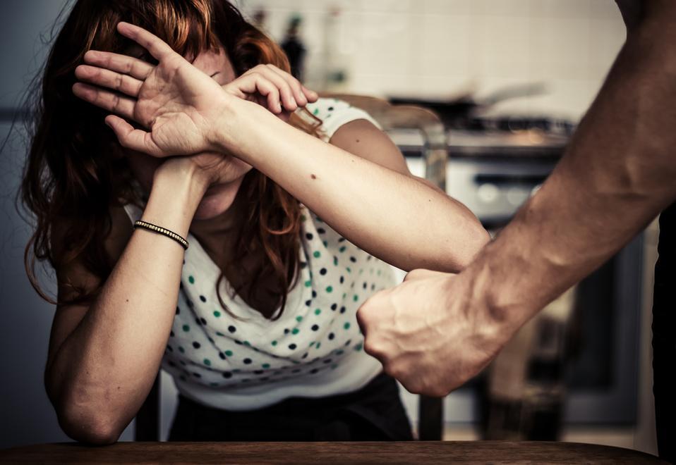 Violenze e botte alla moglie davanti ai figli, allontanato
