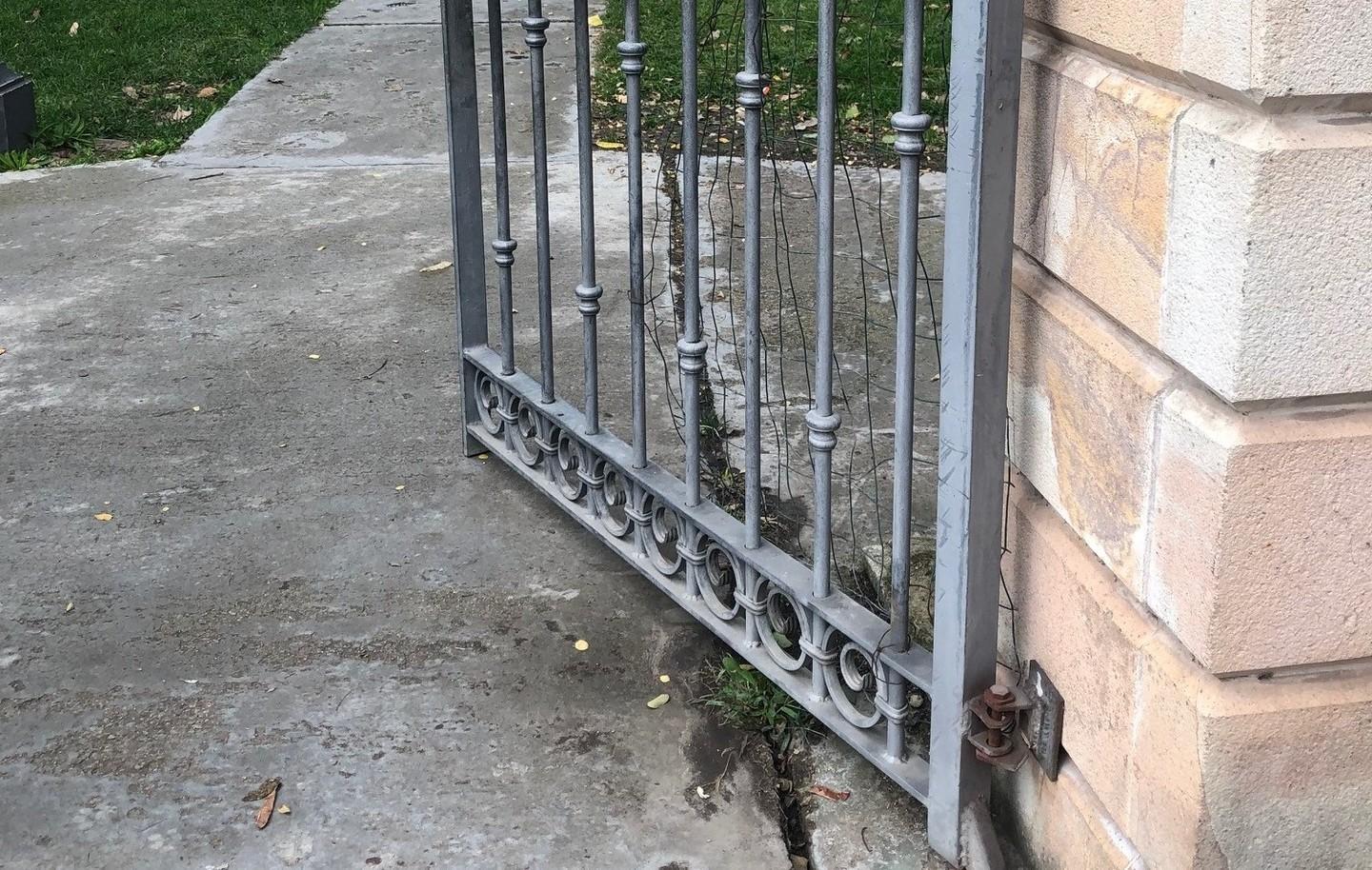 Parco San Gavino, cancello pericoloso 