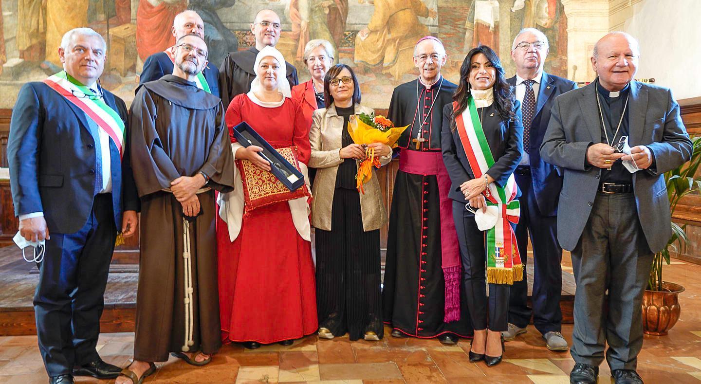 Cecilia Mancone al centro con un bouquet di fiori