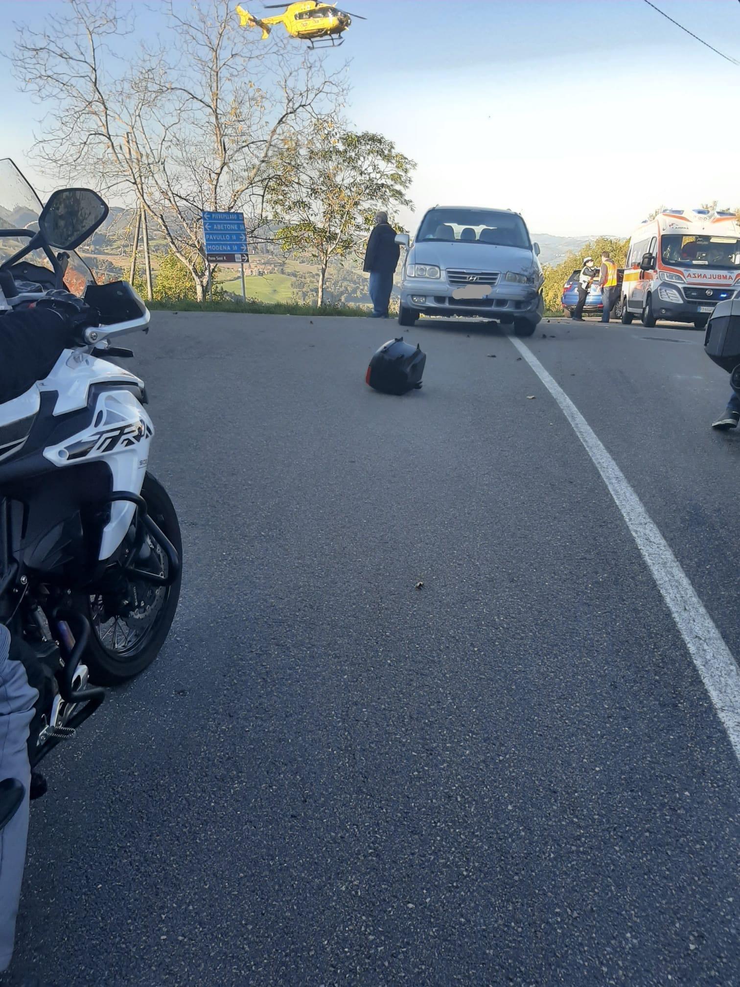 Lama Mocogno. Moto nella scarpata dopo lo scontro con una monovolume