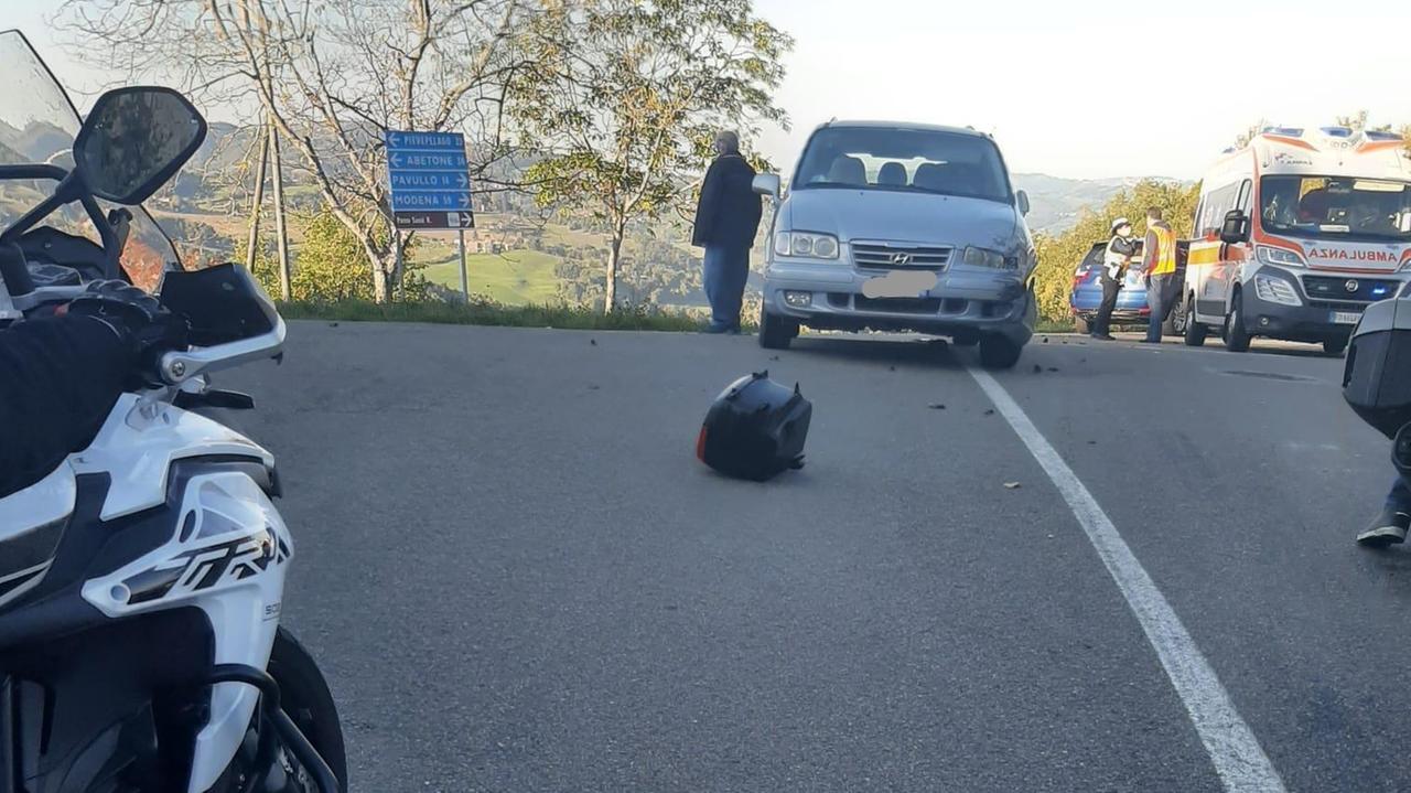 Lama Mocogno. Moto nella scarpata dopo lo scontro con una monovolume
