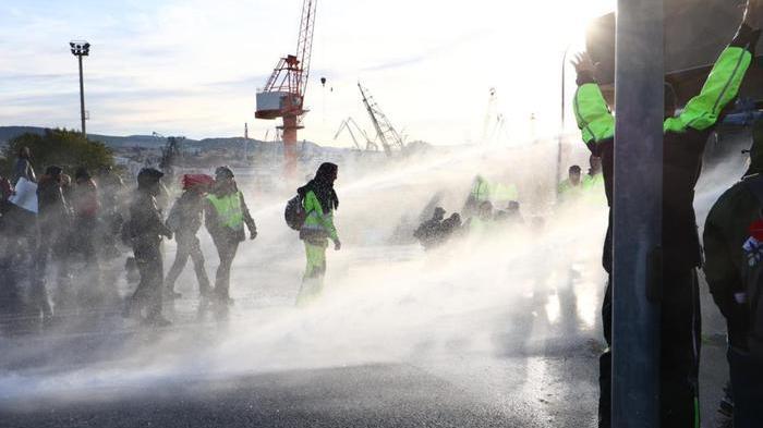 Sit-in contro il green pass al porto di Trieste: sgombero con gli idranti