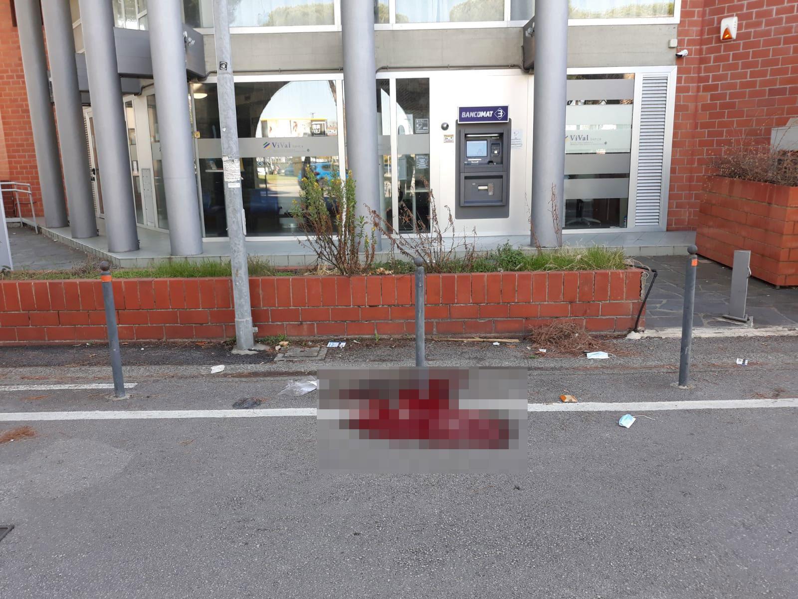 Il sangue del pensionato aggredito e ferito ieri mattina in via di Pratale