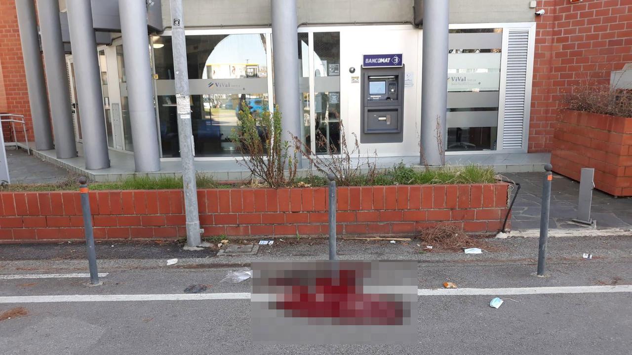 Il sangue del pensionato aggredito e ferito ieri mattina in via di Pratale