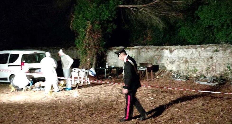 Un momento dei rilievi dei carabinieri
