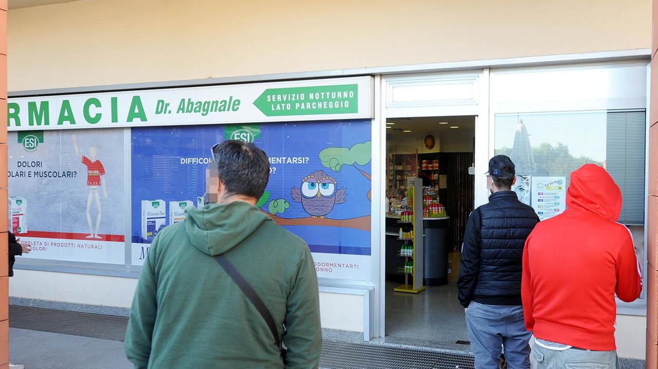 Cittadini in fila per il tampone