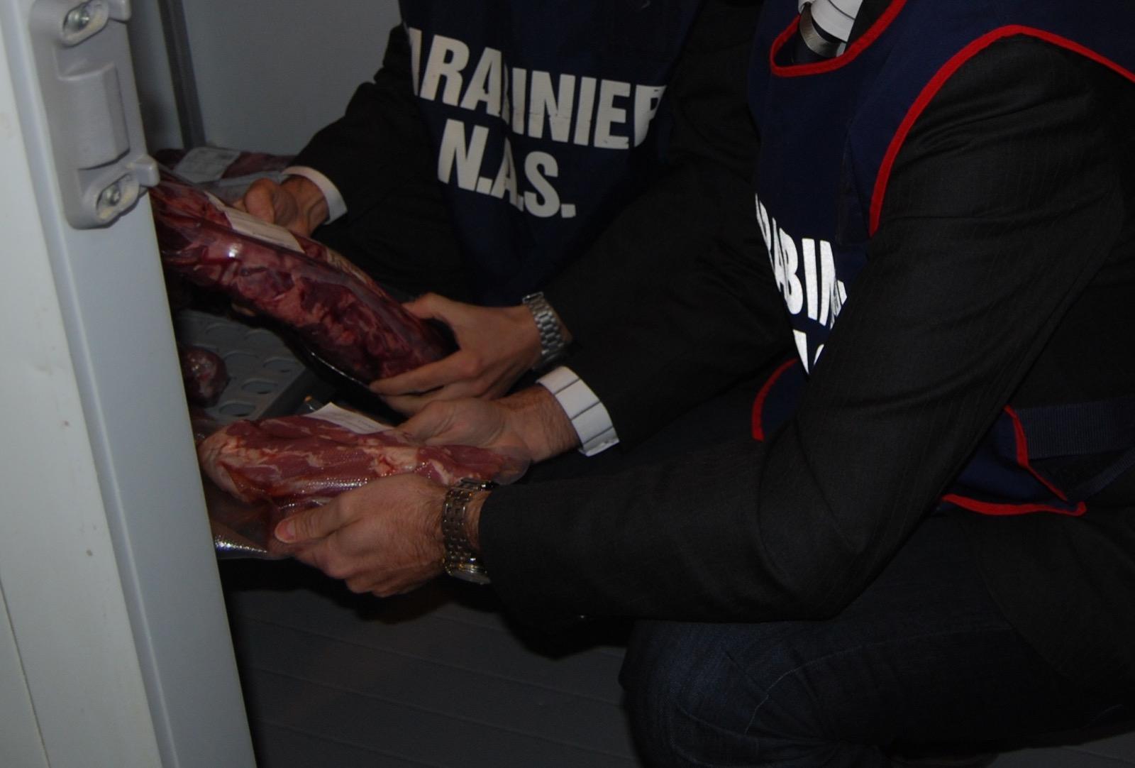 Blatte in cucina e alimenti scaduti, ristoratore multato a Cagliari