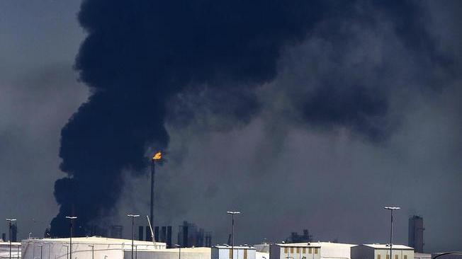 Kuwait: incendio nella più grande raffineria di petrolio