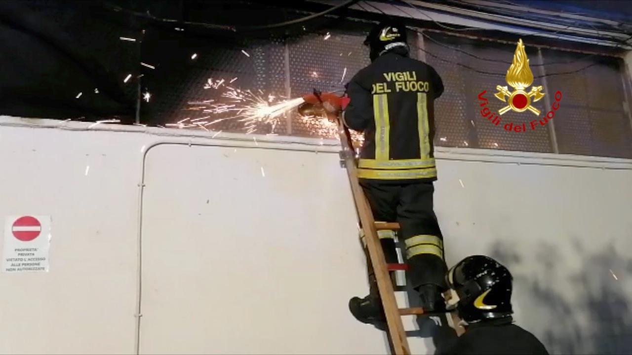 Monserrato, rogo distrugge un deposito di generi alimentari