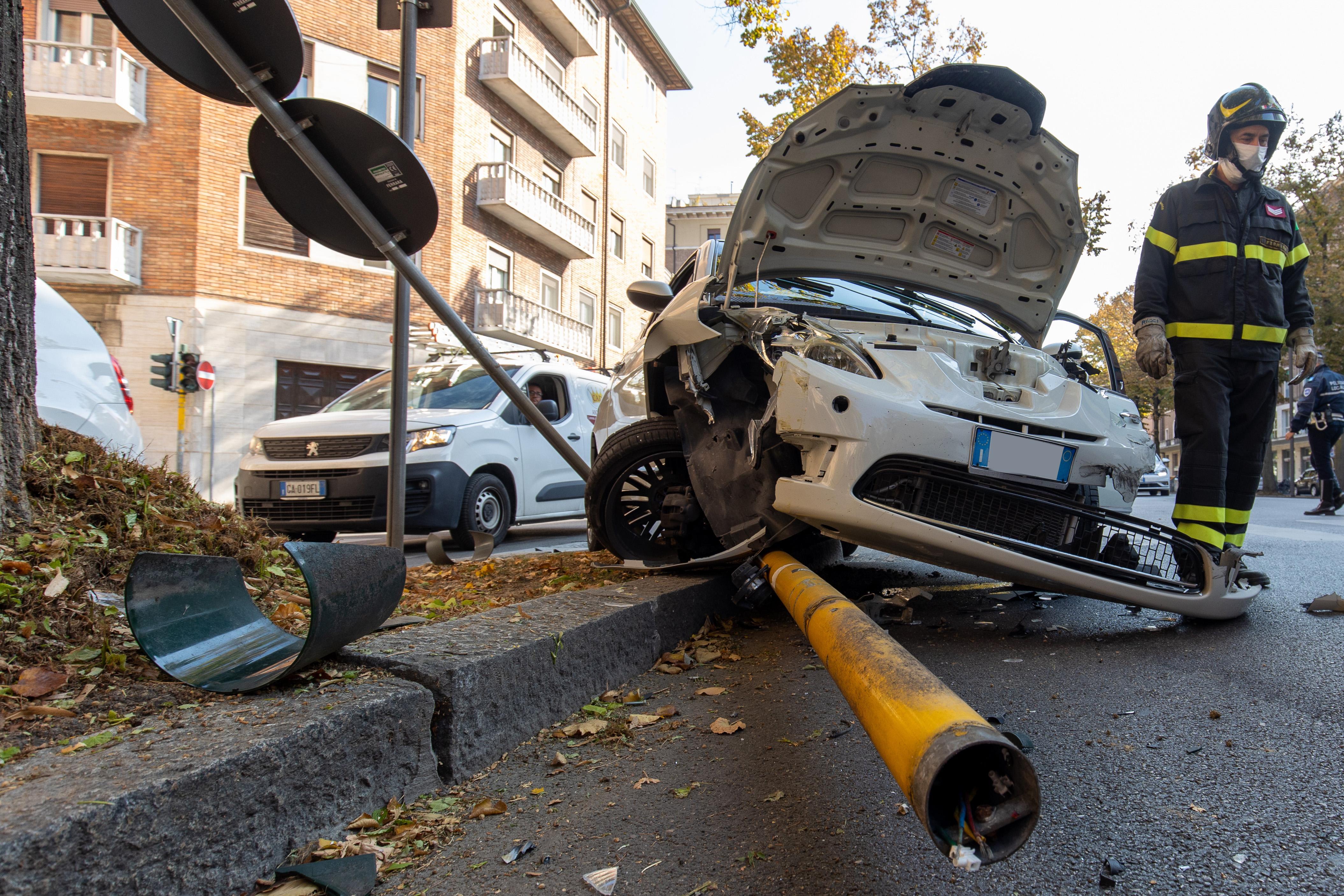 Ferrara: scontro tra auto e furgone, caos all'incrocio via Ariosto-Cavour
