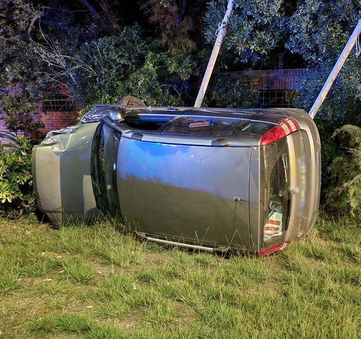 Fugge all’alt dai carabinieri a Marina di Pietrasanta: inseguito si ribalta nell’aiuola 