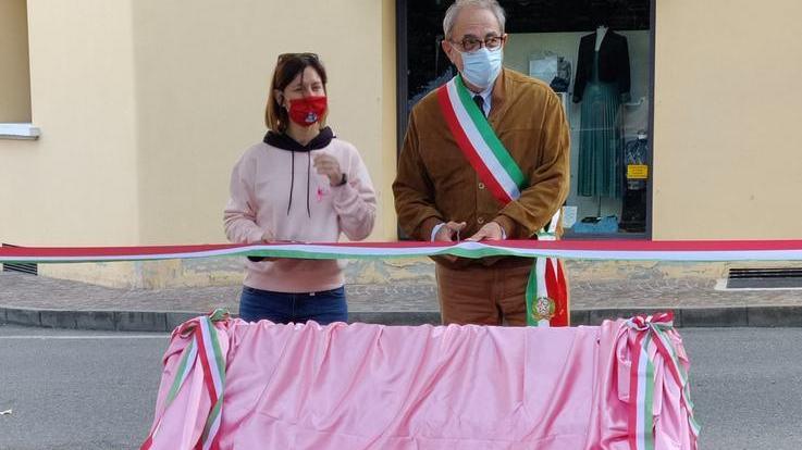 Montecchio, in tanti alla camminata dedicata alla prevenzione. Inaugurata la panchina rosa