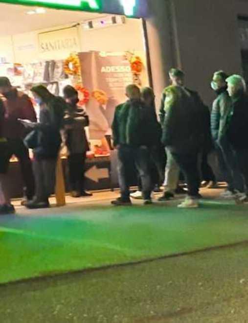Formigine, fila per il tampone fino a notte fonda: attesa di 4 ore, arrivano i carabinieri 
