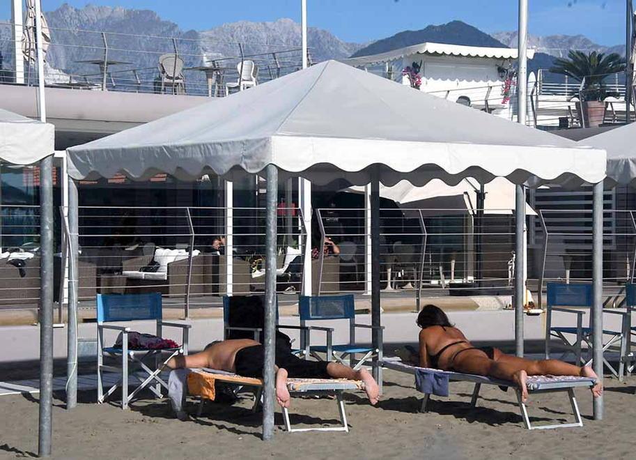 Ombrelloni, sdraio e bikini al mare anche in inverno 