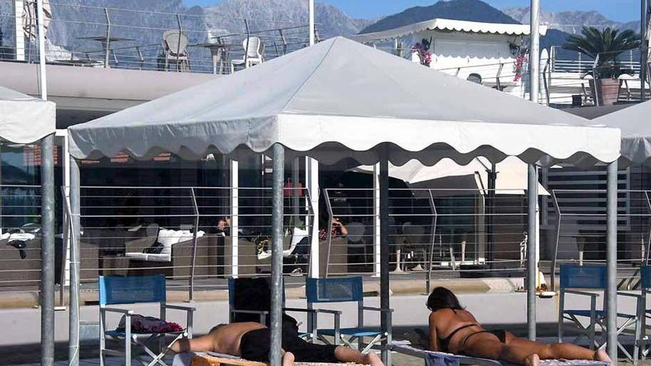 Ombrelloni, sdraio e bikini al mare anche in inverno